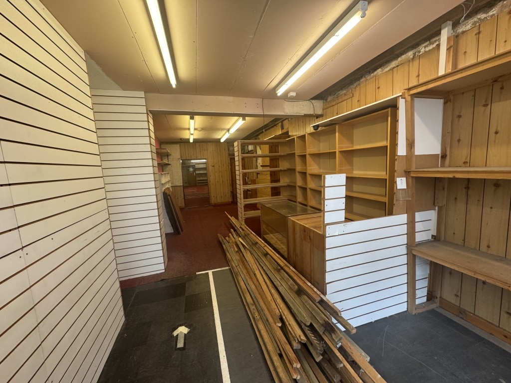 Lot: 18 - FOUR STOREY MIXED USE PROPERTY WITH POTENTIAL IN POPULAR TOWN CENTRE LOCATION - Retail area